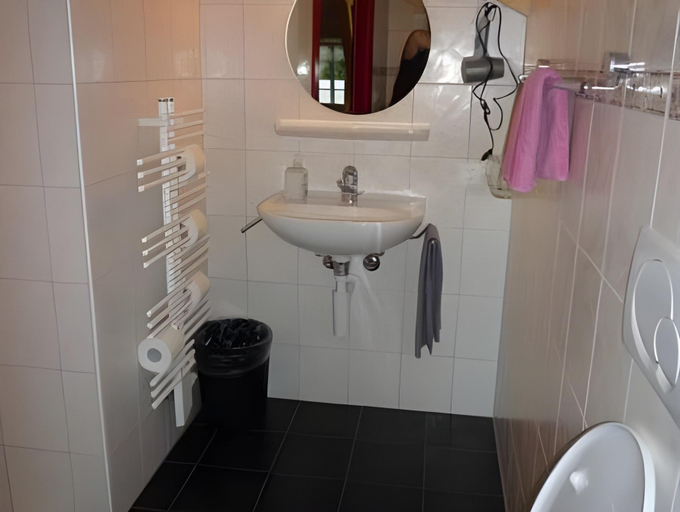Bathroom 3, Esthers Guesthouse, Interlaken