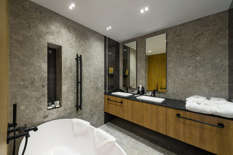 Bathroom 2, Святии Шарбель, Stryis'kyi