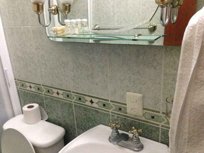 Bathroom 5, Hotel Plaza Sahuayo, Venustiano Carranza