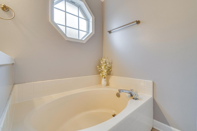 Bathroom 3, Lovely Florida Retreat w/ Lanai: 5 Mi to Riverwalk, Seminole