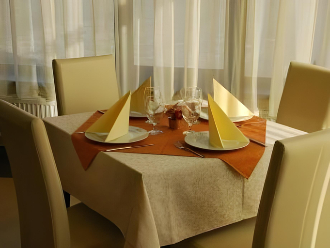 Food & Drinks 5, Hotel Restaurant Alesia, Livezeni