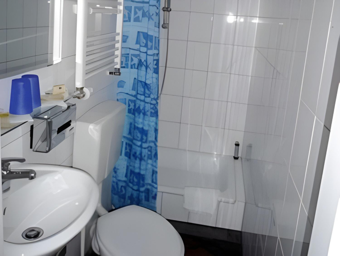 Bathroom 3, ALPHA Hotel Garni, Hamburg