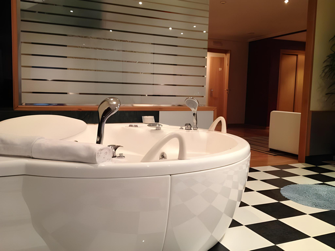 Bathroom 3, Motel Paraiso, Lugo