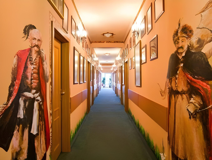 Others 5, Hotel Trylogia, Wołomin