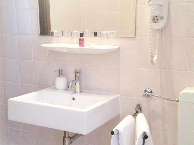 Bathroom 2, Hotel Holscher, Solingen