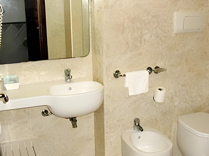 Bathroom 5, Hotel Egitarso, Trapani