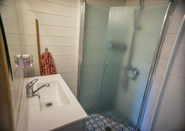 Bathroom 3, Provence in the Valley
