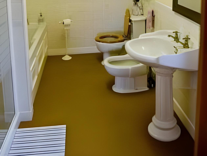 Bathroom 3, "STUNNING SEA-VIEWS" ROOM ONLY at WETHERBY NAIRN, Highland