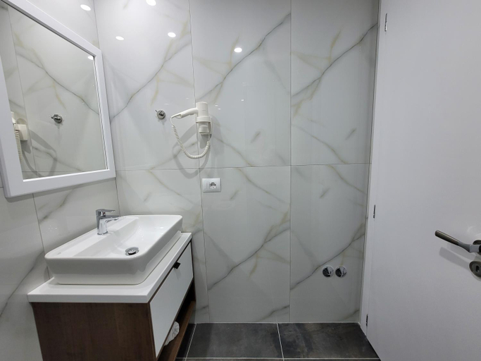 Bathroom 3, Prestige Hotel, Sarandës