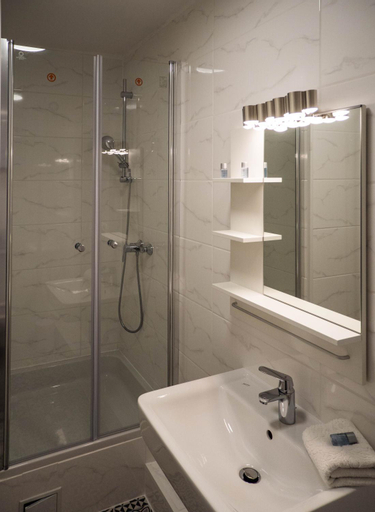 Bathroom 14