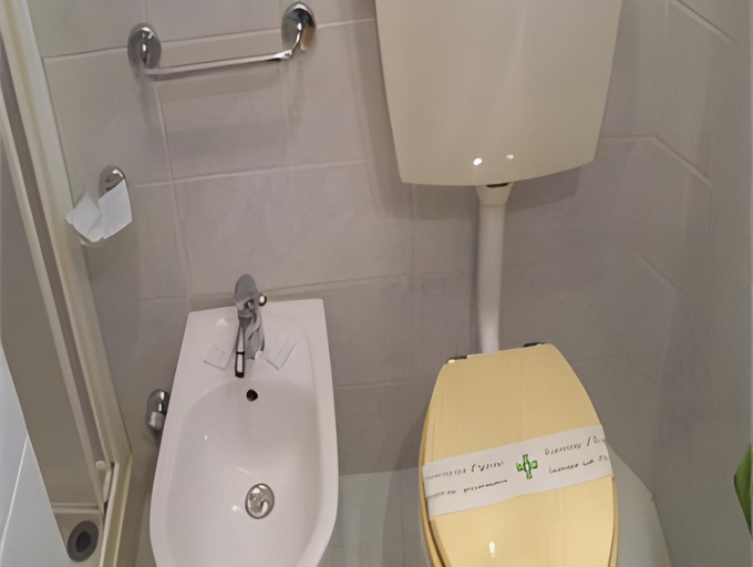 Bathroom 4, Hotel Caribe, Lucca