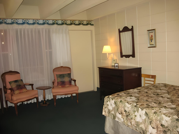 Bedroom 2, Cutty Sark Efficiencies, Virginia Beach
