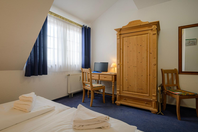 Bedroom 4, Hotel ZUM ENGEL in Speyer - Romerberg, Rhein-Pfalz-Kreis
