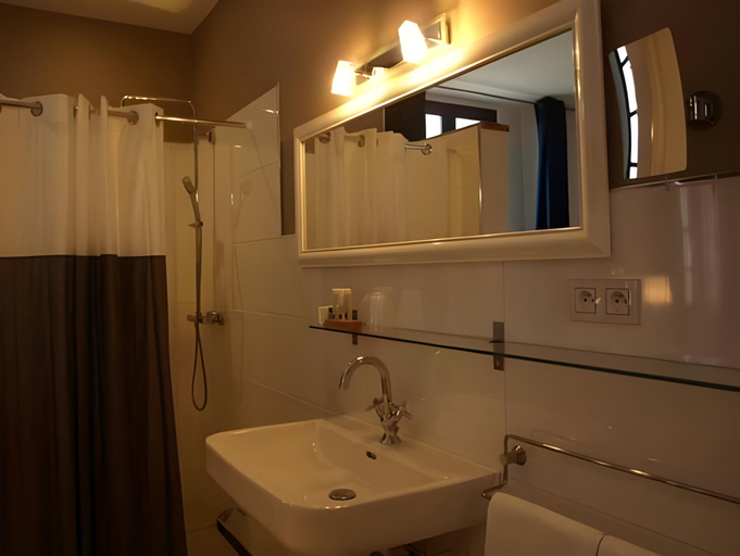 Bathroom 3, Hotel Absolu, Tarn-et-Garonne