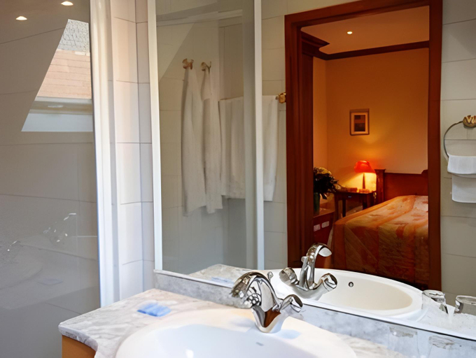 Bathroom 3, La Couronne a Wissembourg, Bas-Rhin