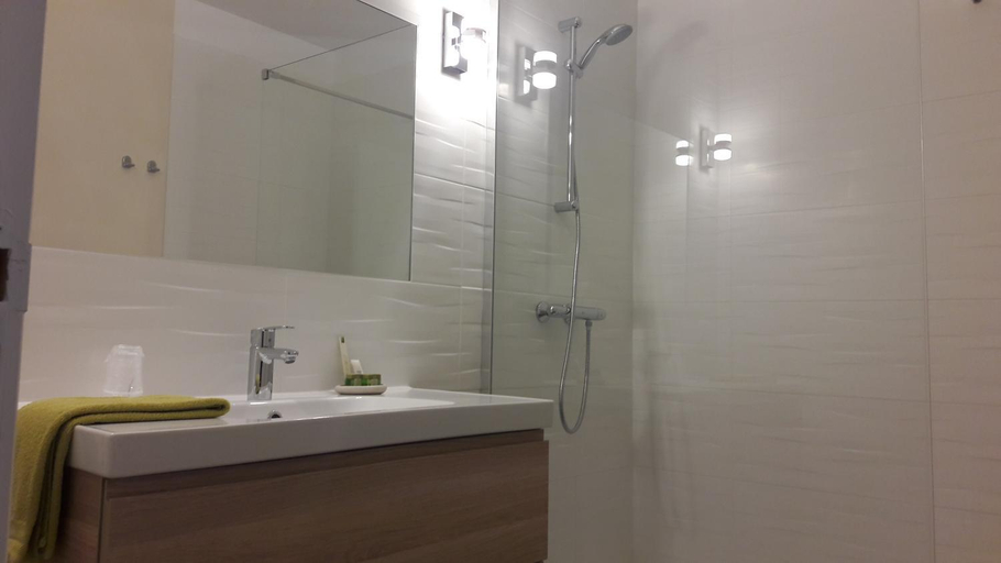 Bathroom 4, Hôtel les Aubépines, Eure-et-Loir