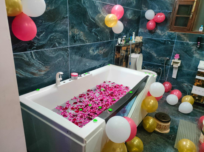 Bathroom 4, URBAN HOMESTAY, Sahibzada Ajit Singh Nagar