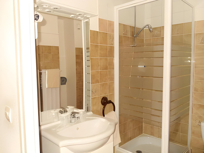 Bathroom 2, Hotel Alcyon, Hérault