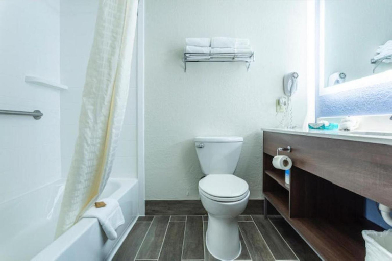 Bathroom 4, Lancaster Inn and Suites, Lancaster