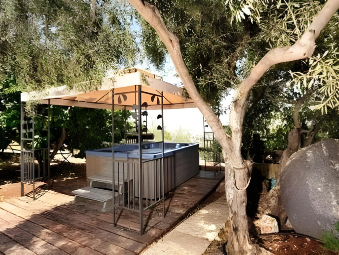 Others 3, Hameiri Estate