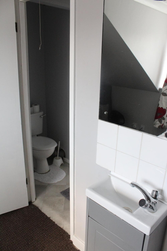 Bathroom 5, The Vale Hotel, Kingston upon Hull
