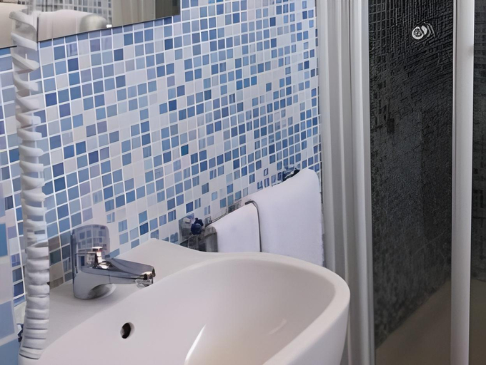 Bathroom 4, Hotel Lucerna, Grosseto