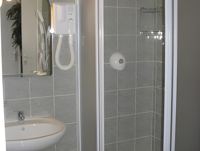 Bathroom 4, Hotel de Bretagne, Ille-et-Vilaine