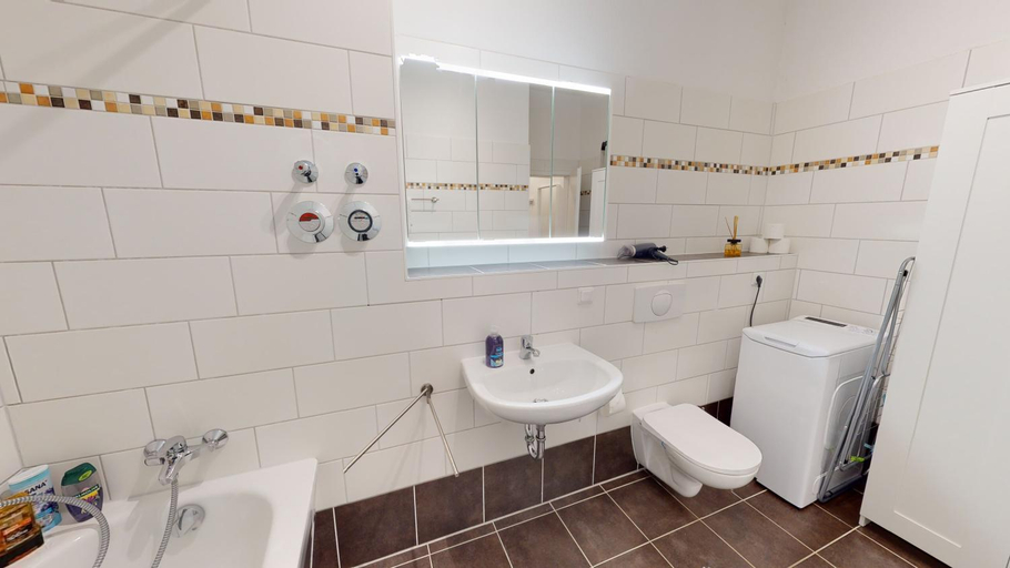 Bathroom 4, SweetHome - Business-Apartment mit Kuche, Terrasse, Stellplatz, Magdeburg