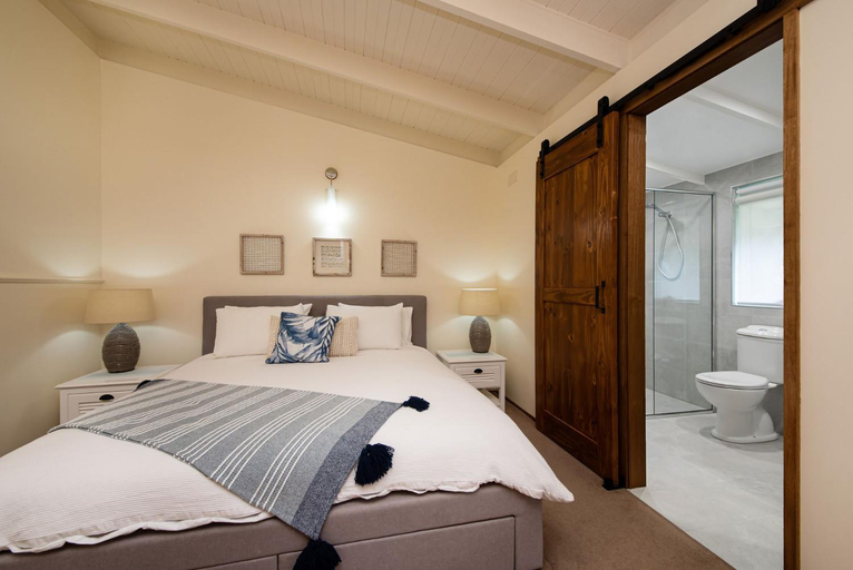 Bathroom 2, Dromana's Beachside Hideaway, Melbourne