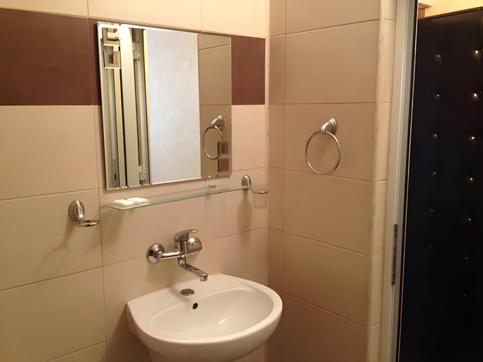 Bathroom 2, Kamelot Hotel, Stolichna