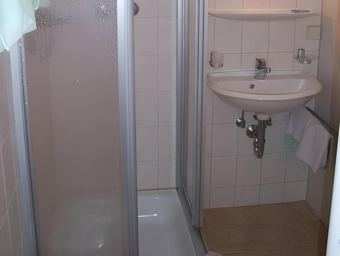 Bathroom 2, Gasthof Thomas Muntzer, Sonneberg