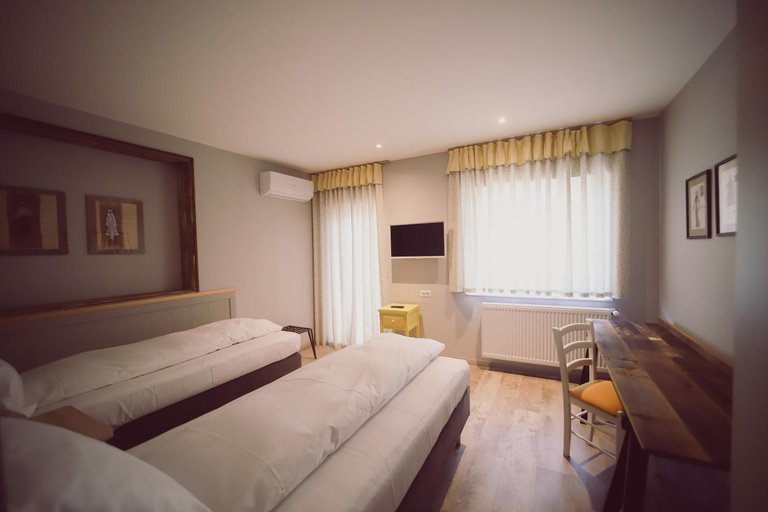 Bedroom 3, Villa Piazzetta, Bacau