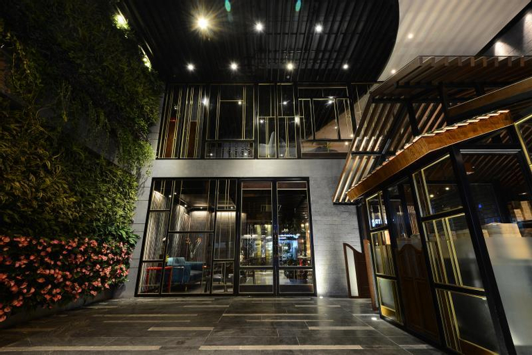 Exterior 4