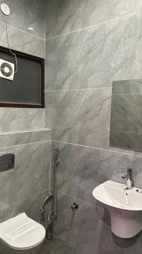 Bathroom, Goroomgo 11 Inn Ludhiana, Ludhiana