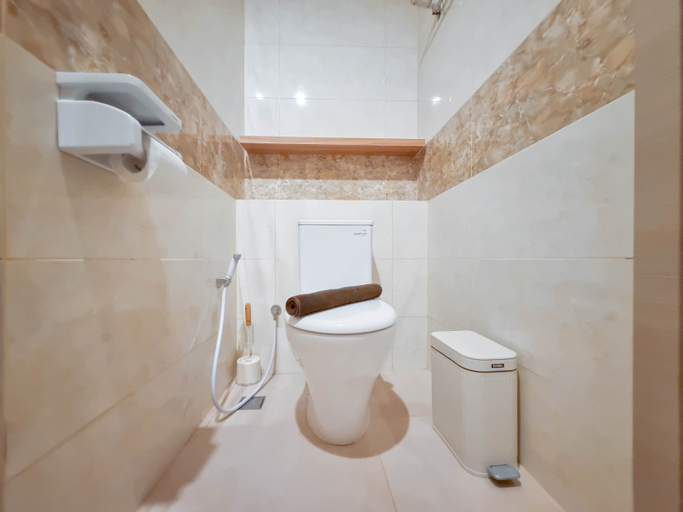Bathroom 5, Tranquil and Modern Studio Mataram City Apartment By Travelio, Sleman