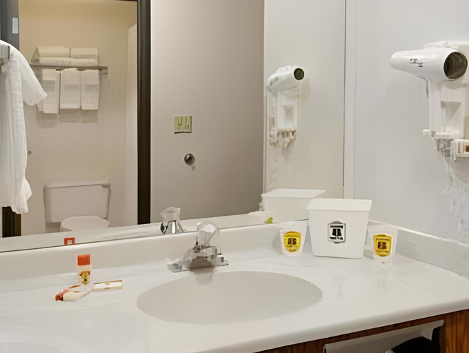 Bathroom 4, Rodeway Inn Holdrege, Phelps