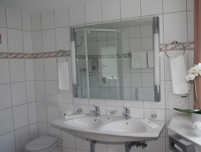 Bathroom 3, Hotel-Restaurant Bellevue, Imboden
