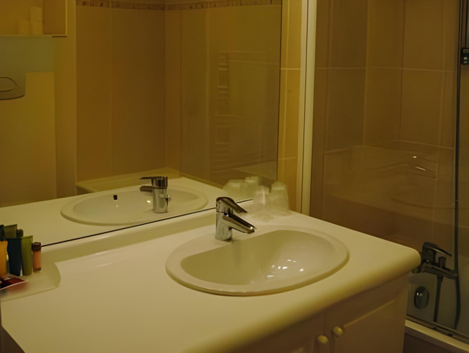 Bathroom 3, Residence du Grand Hotel, Hauts-de-Seine