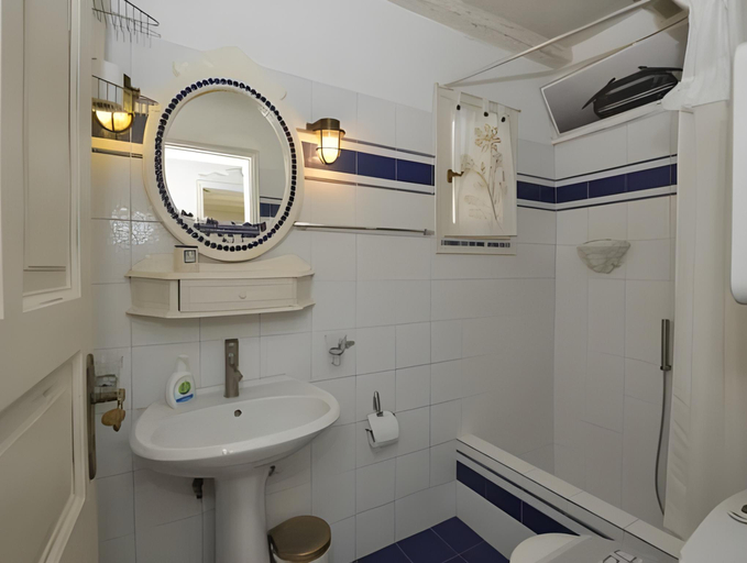 Bathroom 3, Blue Bay Heliolithos, South Aegean