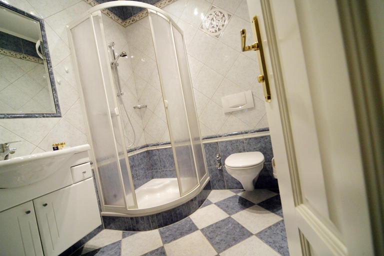 Bathroom 13