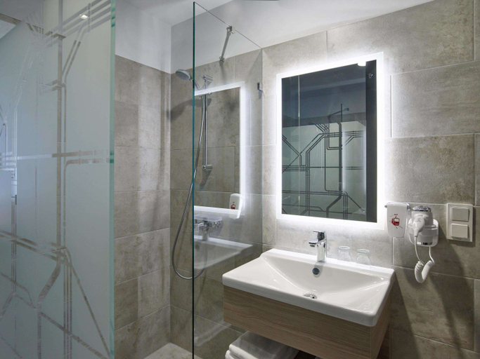 Bathroom 4, ibis Styles Warszawa City, Warsaw