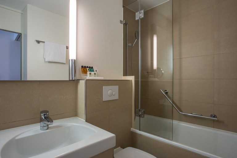 Bathroom 10