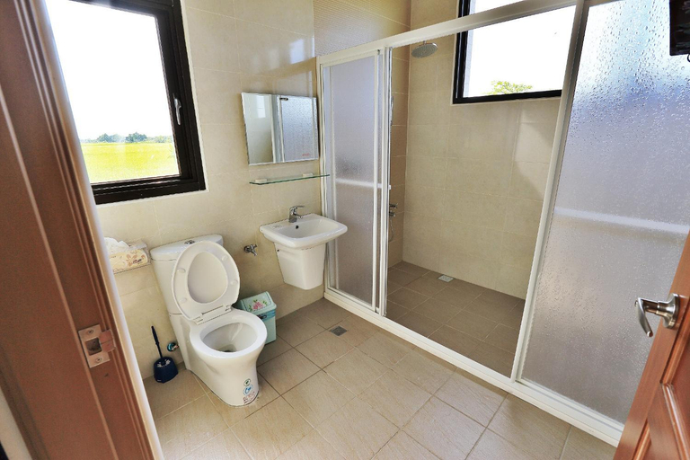 Bathroom 2, Dragon Fly Bed and Breakfast, Yilan