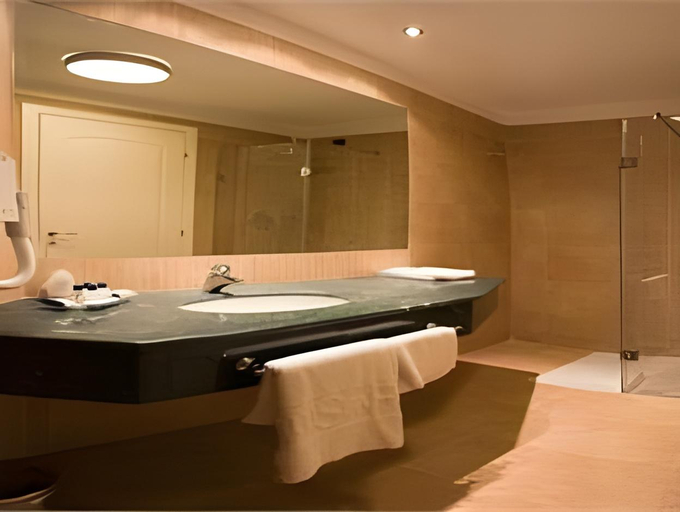 Bathroom 5, Cefalu Sea Palace, Palermo