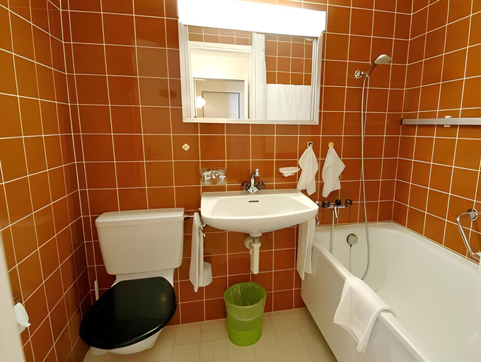 Bathroom 5, Skyline House Ferienapartments, Maloja