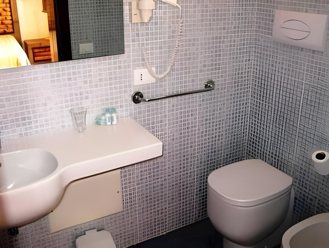 Bathroom 3, Hotel Egitarso, Trapani