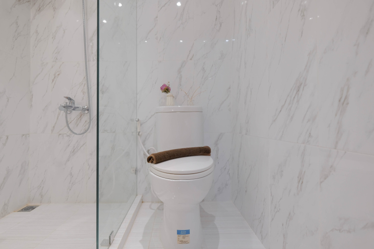 Bathroom 5, Spacious and Modern 1BR Apartment Tokyo Riverside PIK 2 By Travelio, Tangerang