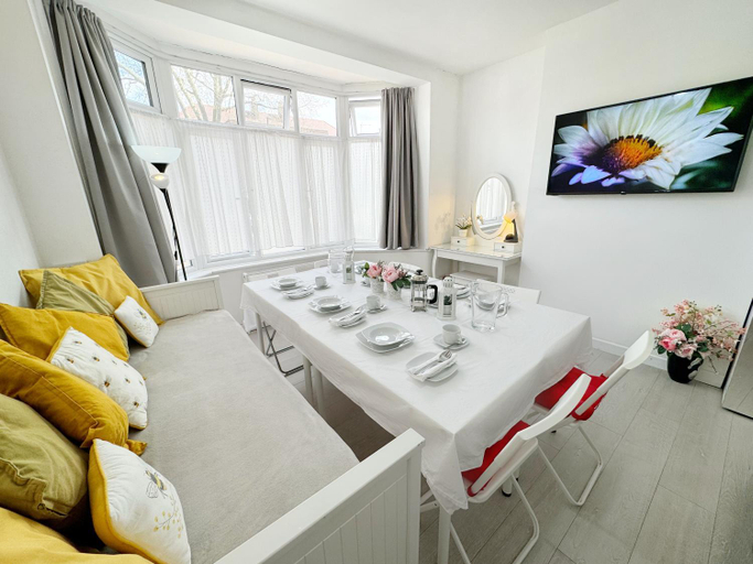 Others 2, Luxurious House near Excel- Air Conditioning, 9 Beds, 2 Baths, Garden, fast WiFi, London