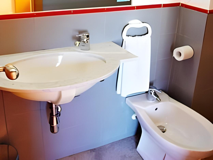 Bathroom 4, Hotel Montmelo, Barcelona