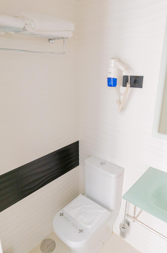 Bathroom 4, Hostal Gran Via 44, Madrid